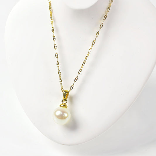 Model wearing Evergold Twinkle Chain Pearl Necklace by GinaKimKR, simple gold chain with pearl charm