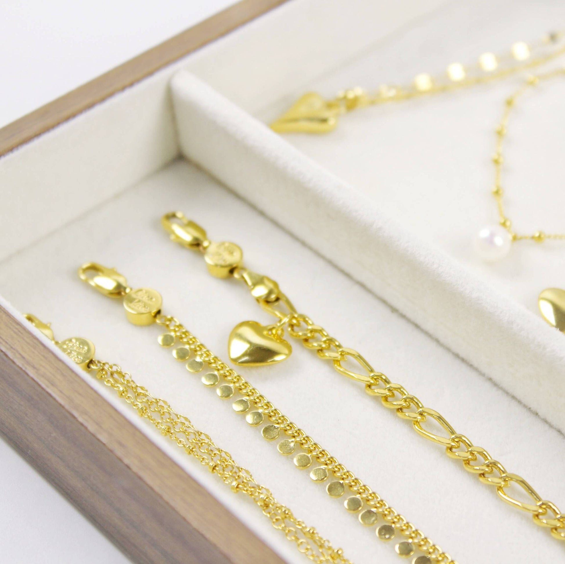 Evergold Figaro Heart Bracelet | GinaKimKR shown in a jewelry box with other 18kt Evergold Series pieces.