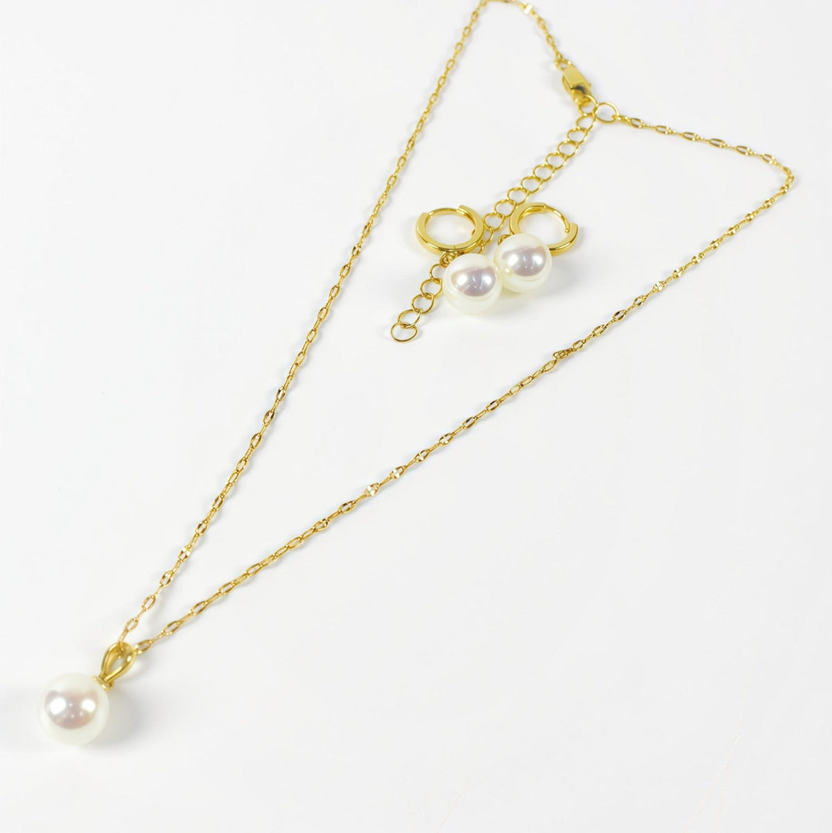 Evergold Twinkle Chain Pearl Necklace with pearl earring by GinaKimKR on display, minimalist gold chain with pearl pendant